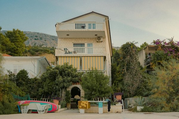 Vivre à l'année en camping-car : explorez les atouts et les défis